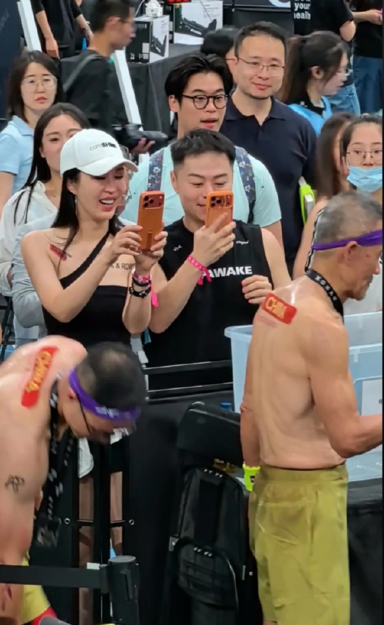 75岁王石现身HYROX北京站参赛，田朴珺到场支持